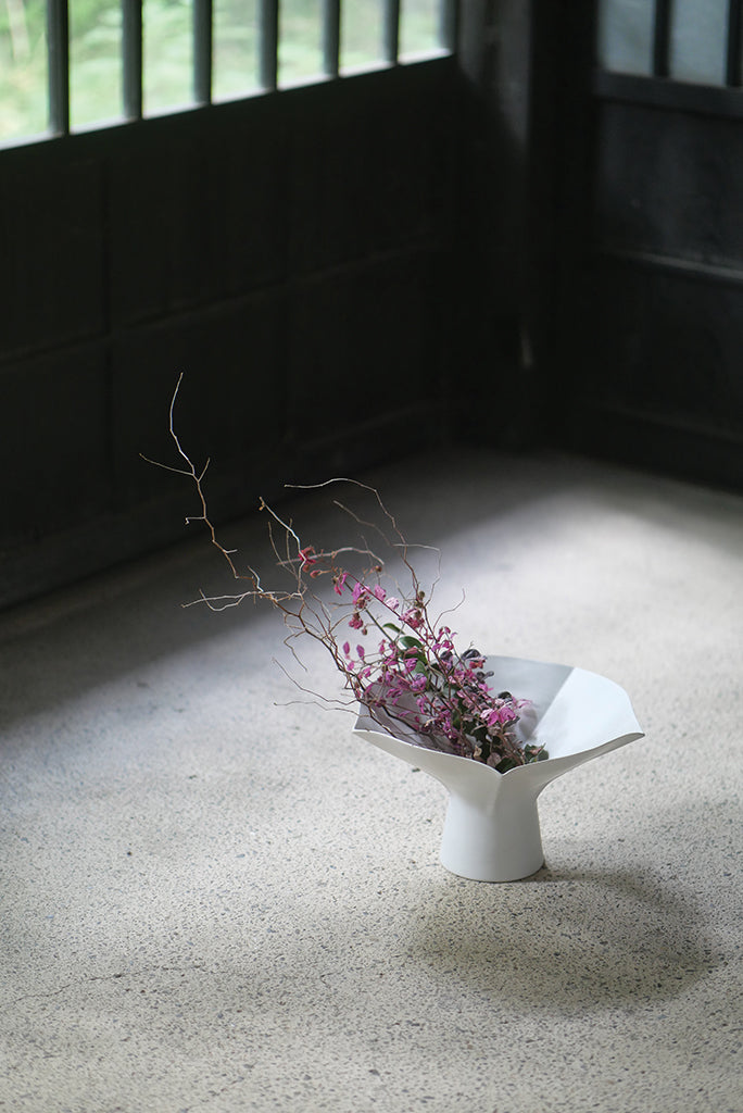 Gloria vase with flower arrangement